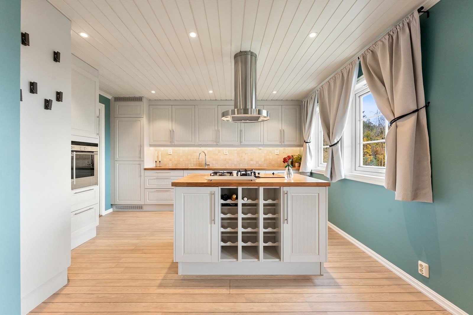 Stort og flott kjøkken i åpen løsning med spisestuen og stuen. Galleribilde