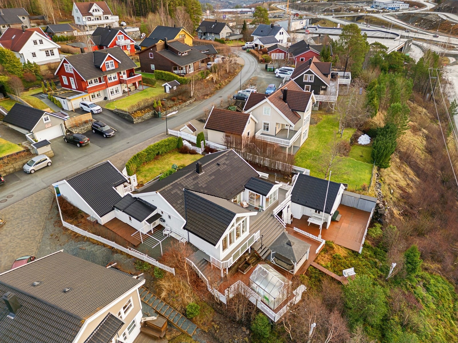 En lekker enebolig på et plan med utsøkte uteområder. Galleribilde