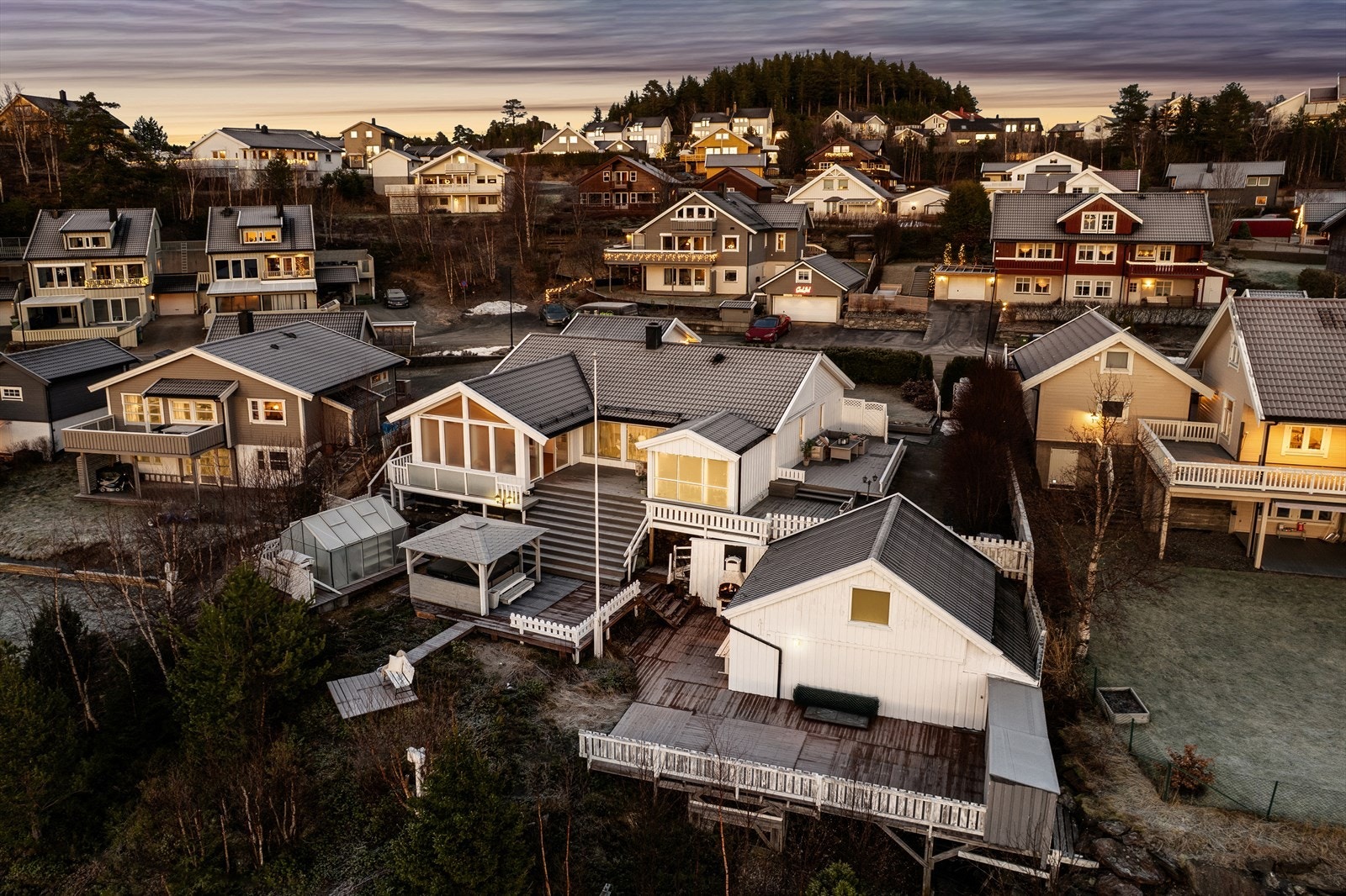 Det er parkering i garasje og på oppstillingsplass på egen tomt. Galleribilde