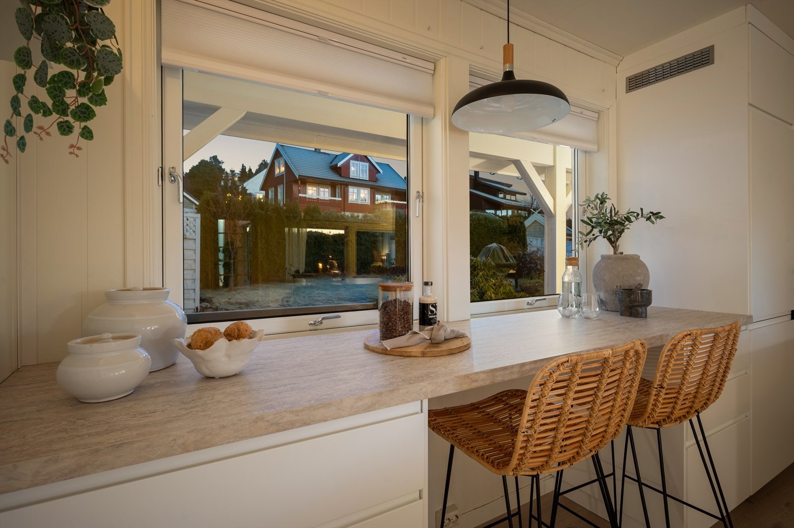 Kjøkkenbenken passer perfekt for en raskt frokost i en hektisk hverdag. Galleribilde