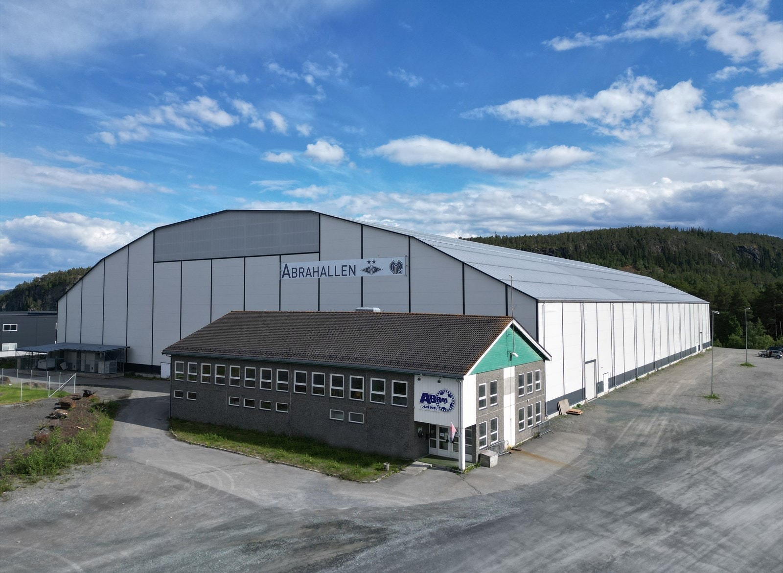 Abrahallen - En av regionens største innendørs fotballhaller ligger i gang/sykkelavstand fra boligen Galleribilde