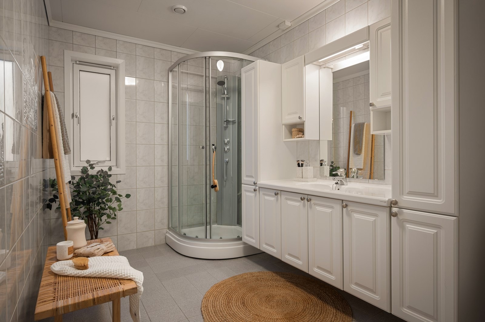 Pent flislagt bad med behagelig gulvvarme. Galleribilde