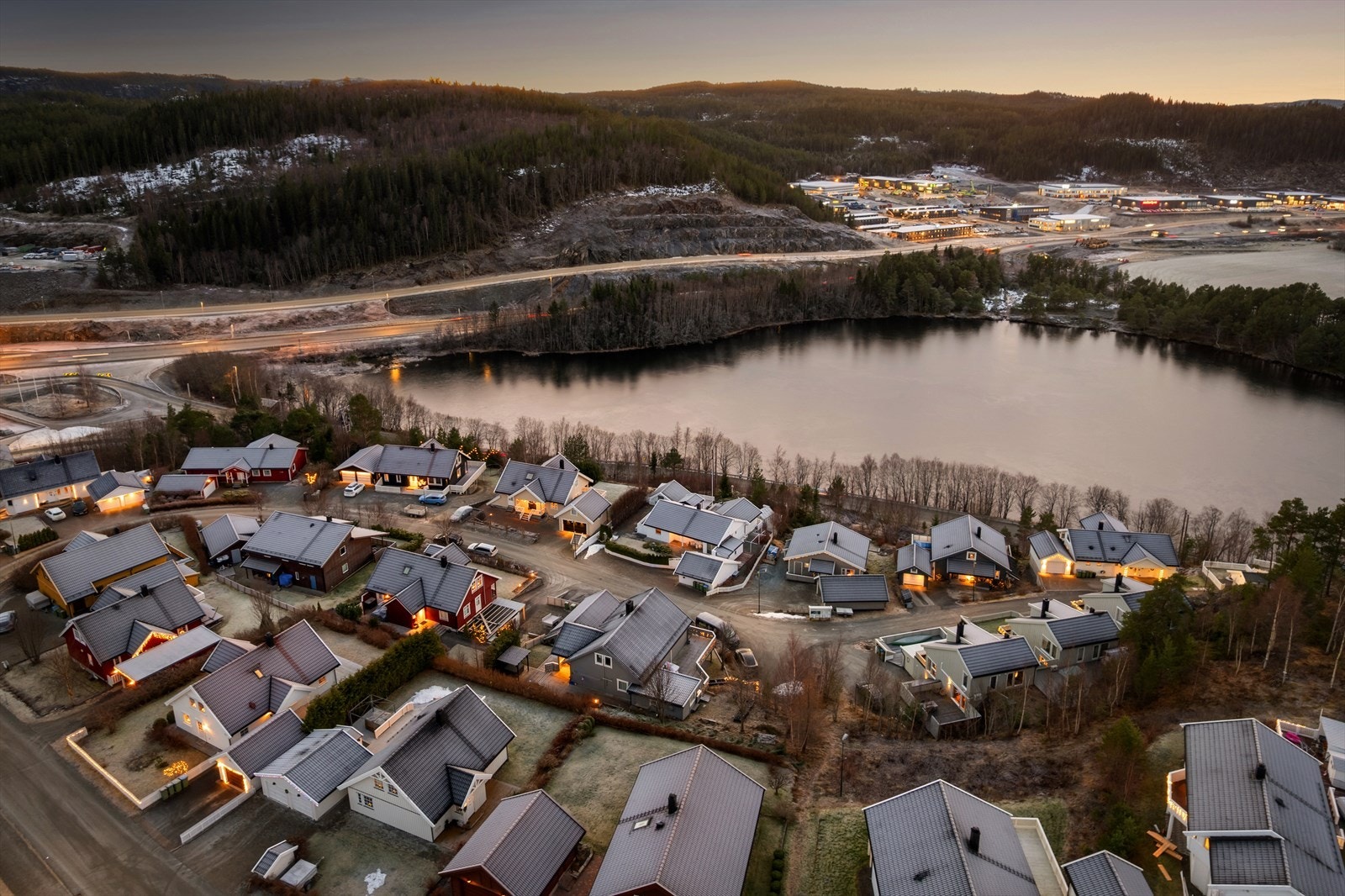 Du har gangavstand til barneskole, barnehager, lekeplasser, og idrettsanlegg. Fra eiendommen er det kort vei til Malviksenteret med bla. dagligvarebutikk, frisør og vinmonopol m.m. Galleribilde