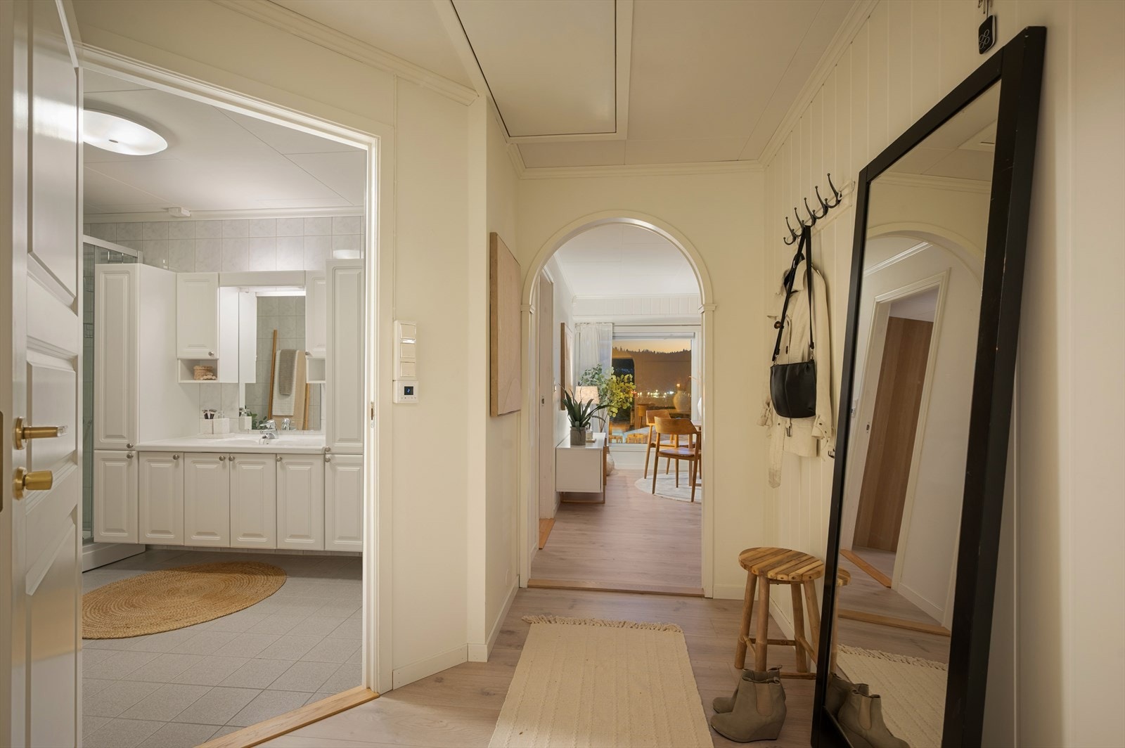 Romslig inngangsparti med god plass til oppbevaring av yttertøy, her med direkte adkomst til badet. Galleribilde