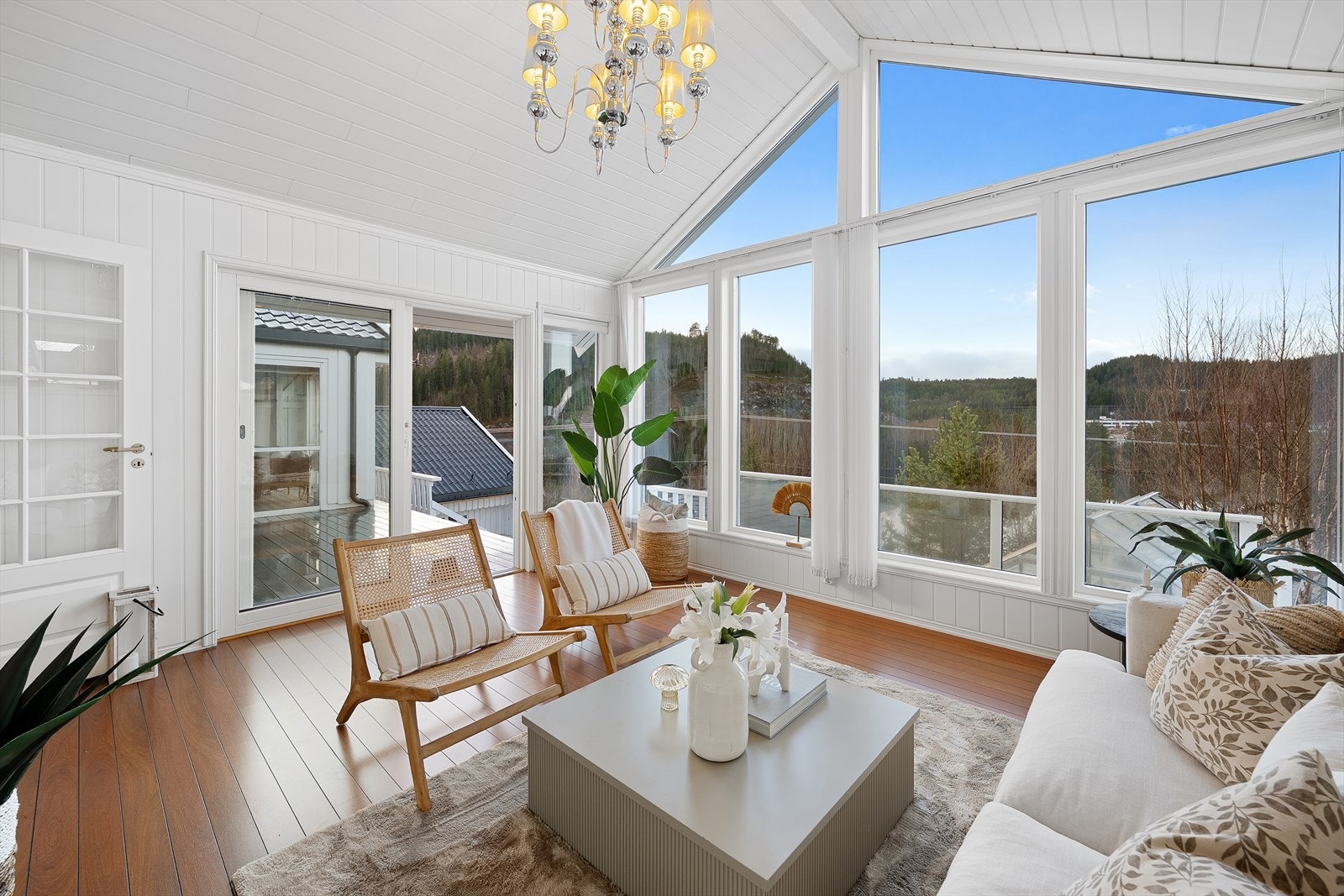 Boligens vinterhage er blikkfanget på eiendommen. Galleribilde