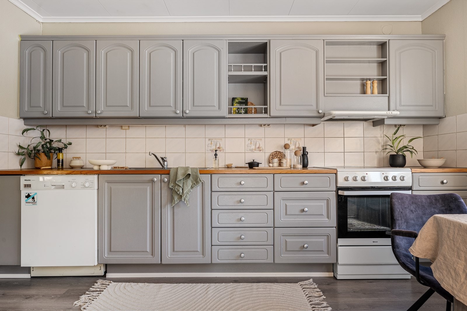 Kjøkkenet er et klassisk Husebykjøkken fra ca. 1990, med nymalte fronter Galleribilde