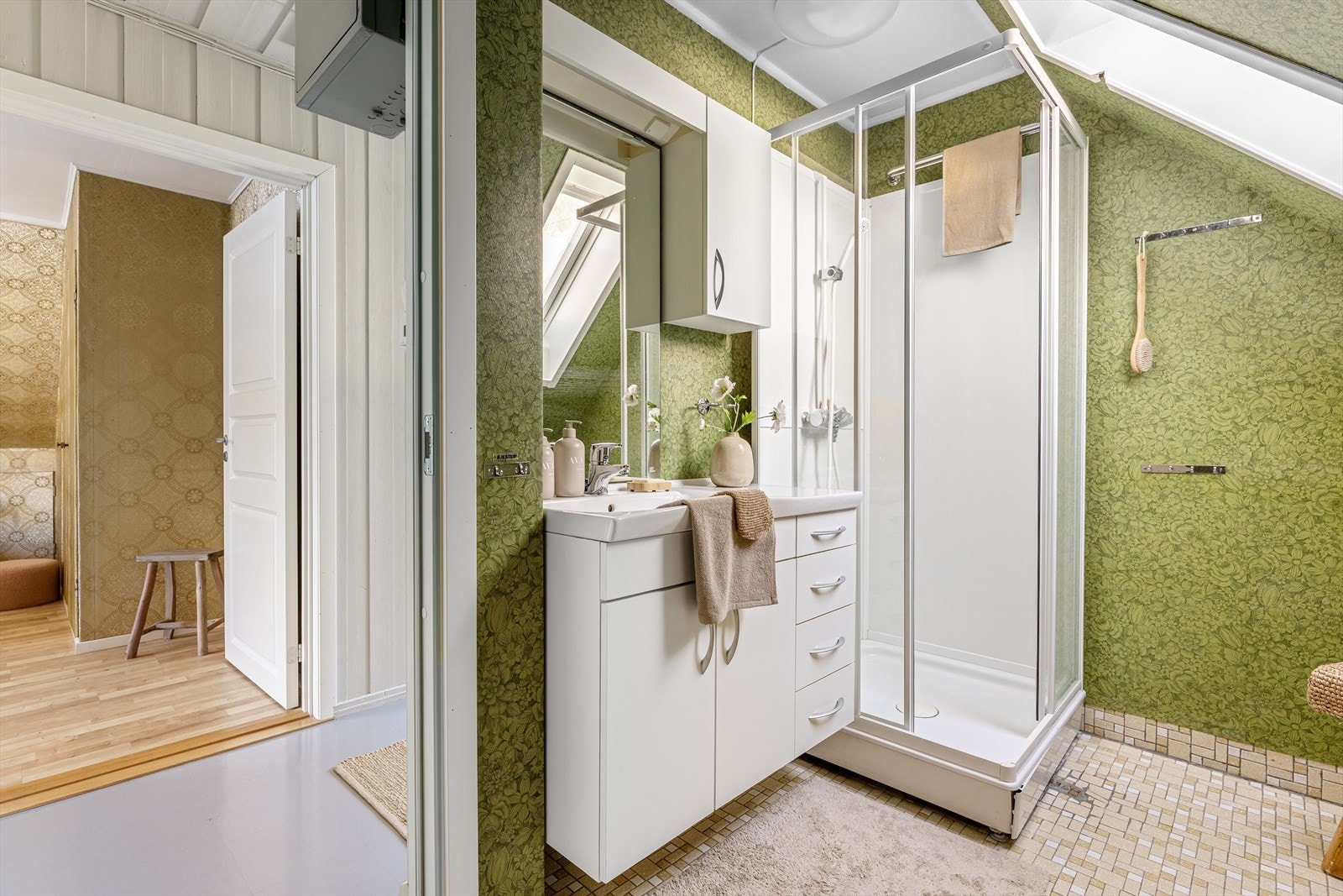 Eldre baderom med moderniseringsbehov Galleribilde