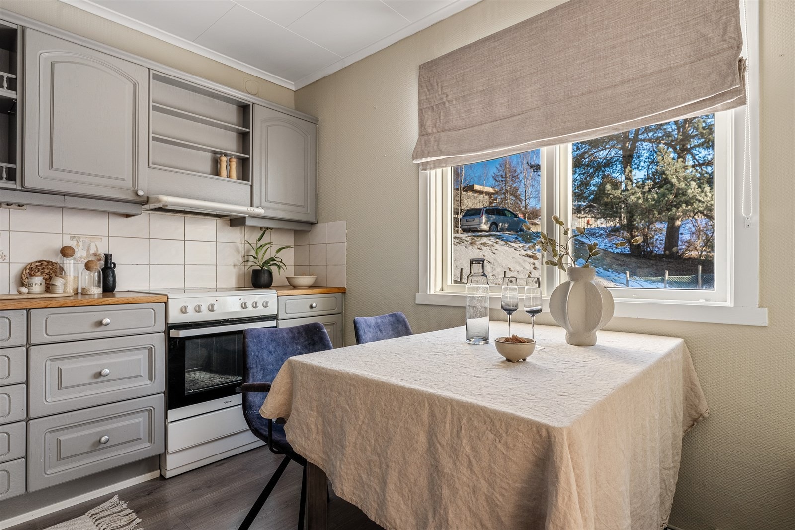 Kjøkkenet er utstyrt med opplegg for komfyr, oppvaskmaskin og kjøleskap Galleribilde