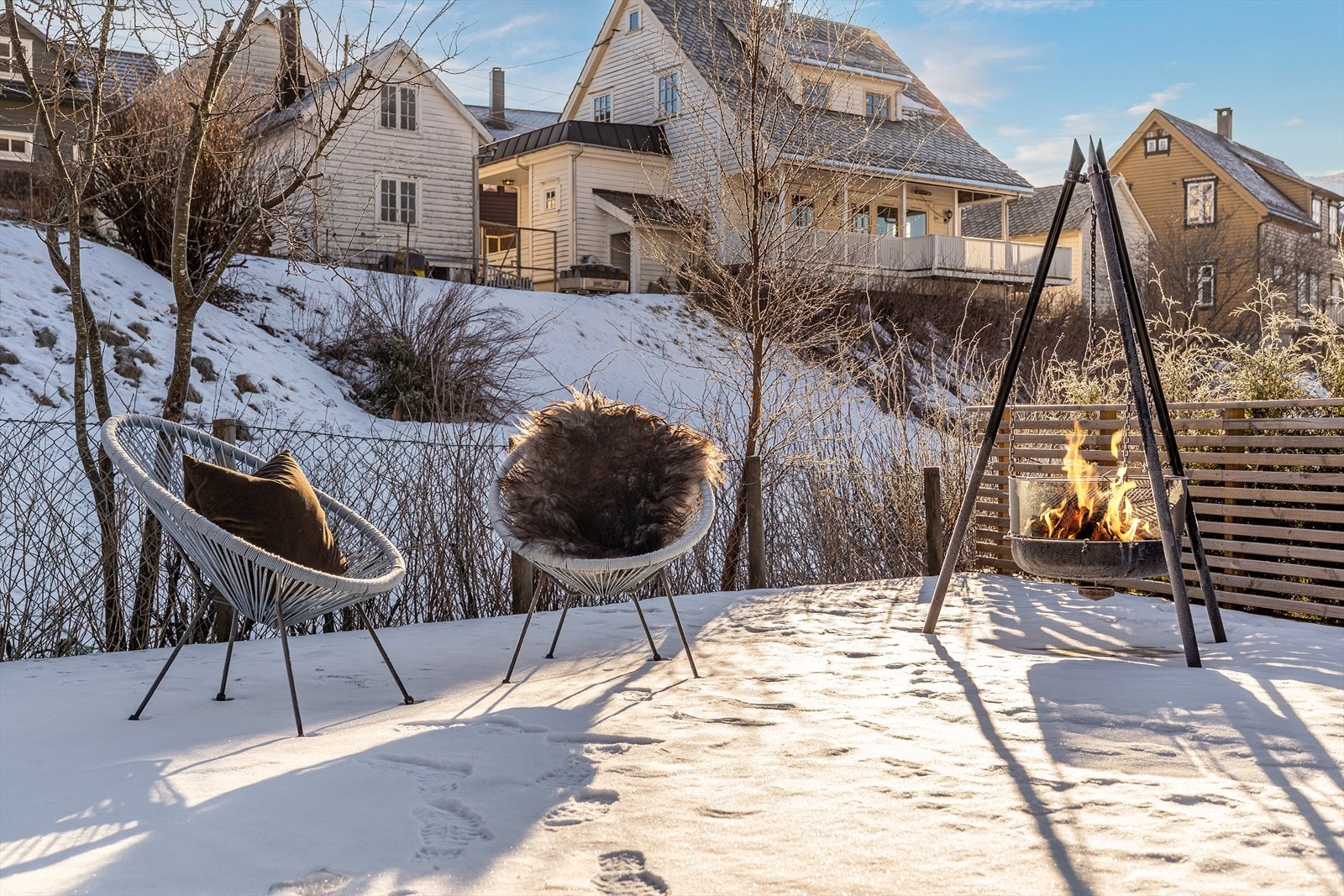 Boligen har pent opparbeide uteareal med god størrelse Galleribilde