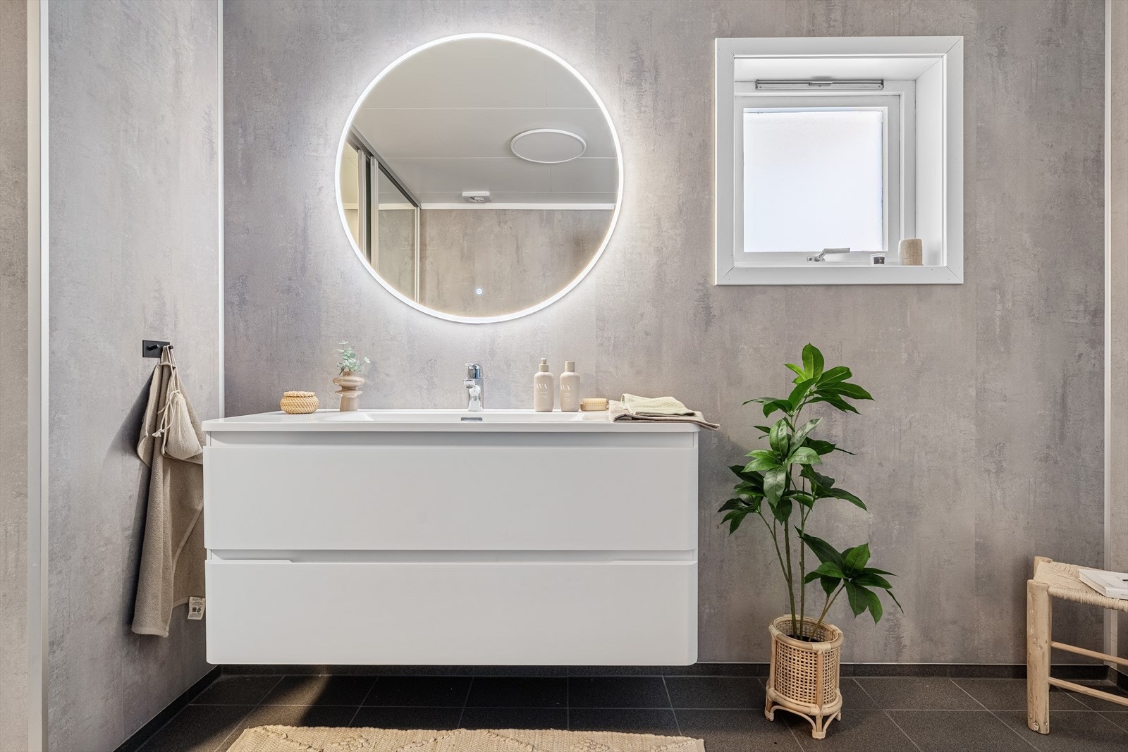 Moderne baderomsinnredning med belyst speil, dusj og toalett Galleribilde