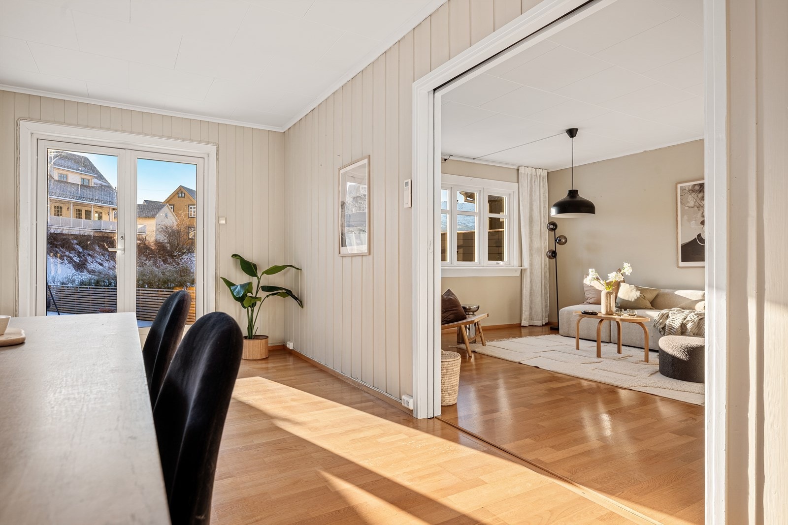 Flott stue i lyse farger med gode møbleringsmuligheter Galleribilde