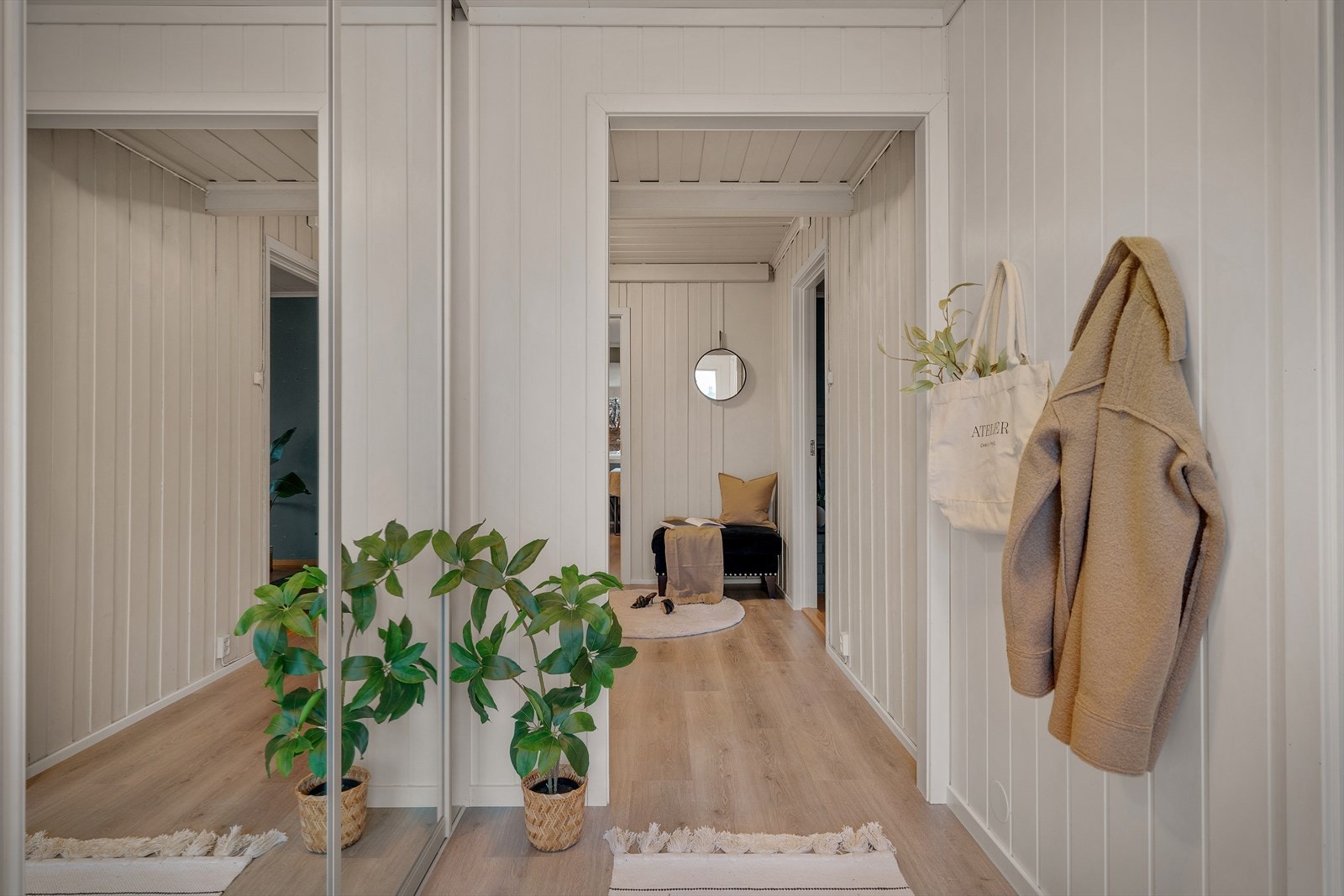 Man blir ønsket velkommen inn i en hyggelig entre med god plass til å henge fra seg yttertøyet Galleribilde