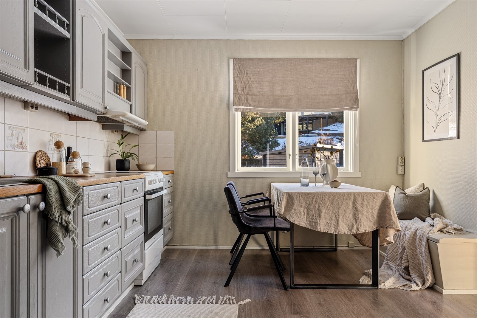 Plass til en spisegruppe på kjøkkenet - perfekt for hverdagsmåltidene Galleribilde