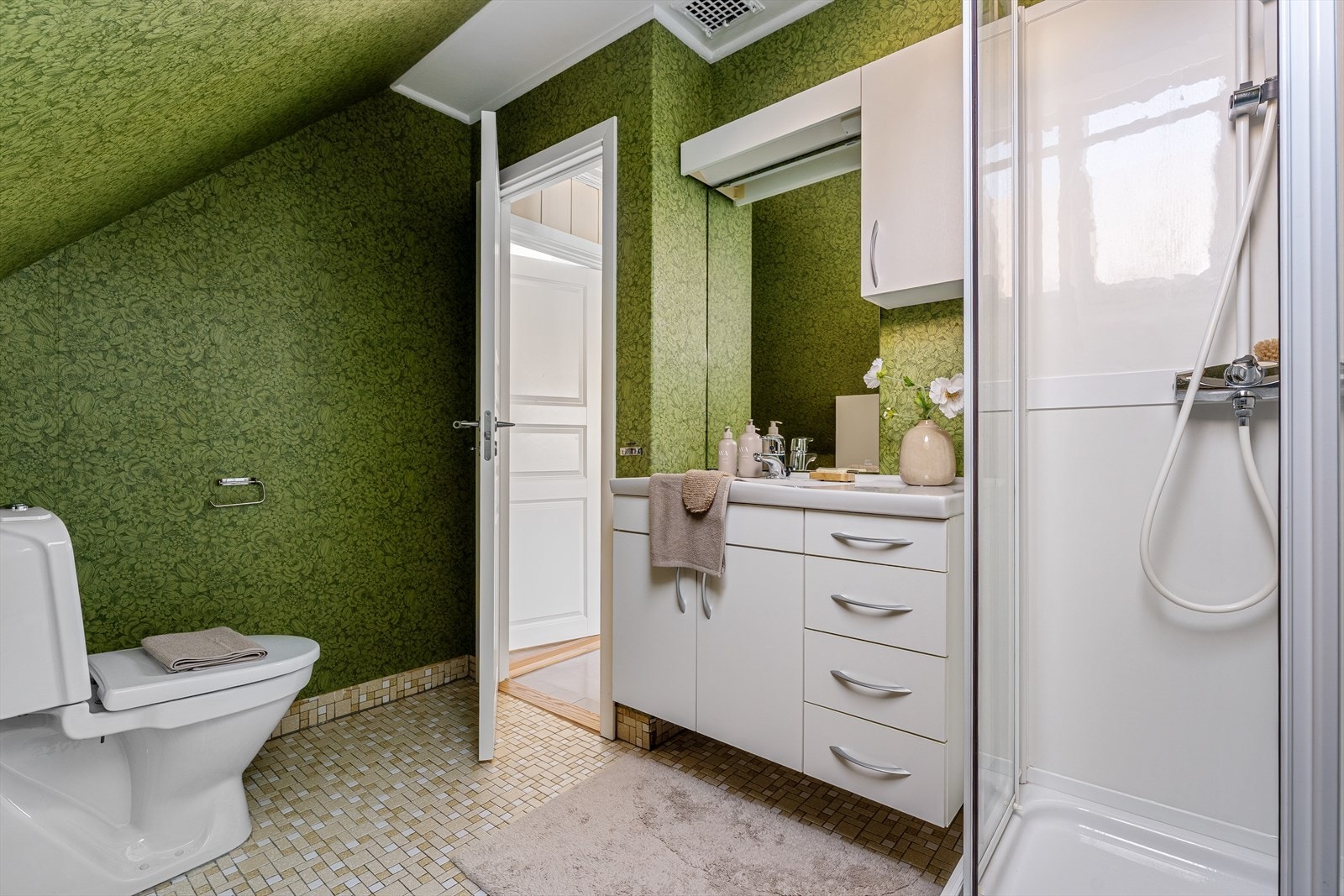 Baderommet er utstyrt med baderomsinnredning, toalett og dusjkabinett Galleribilde