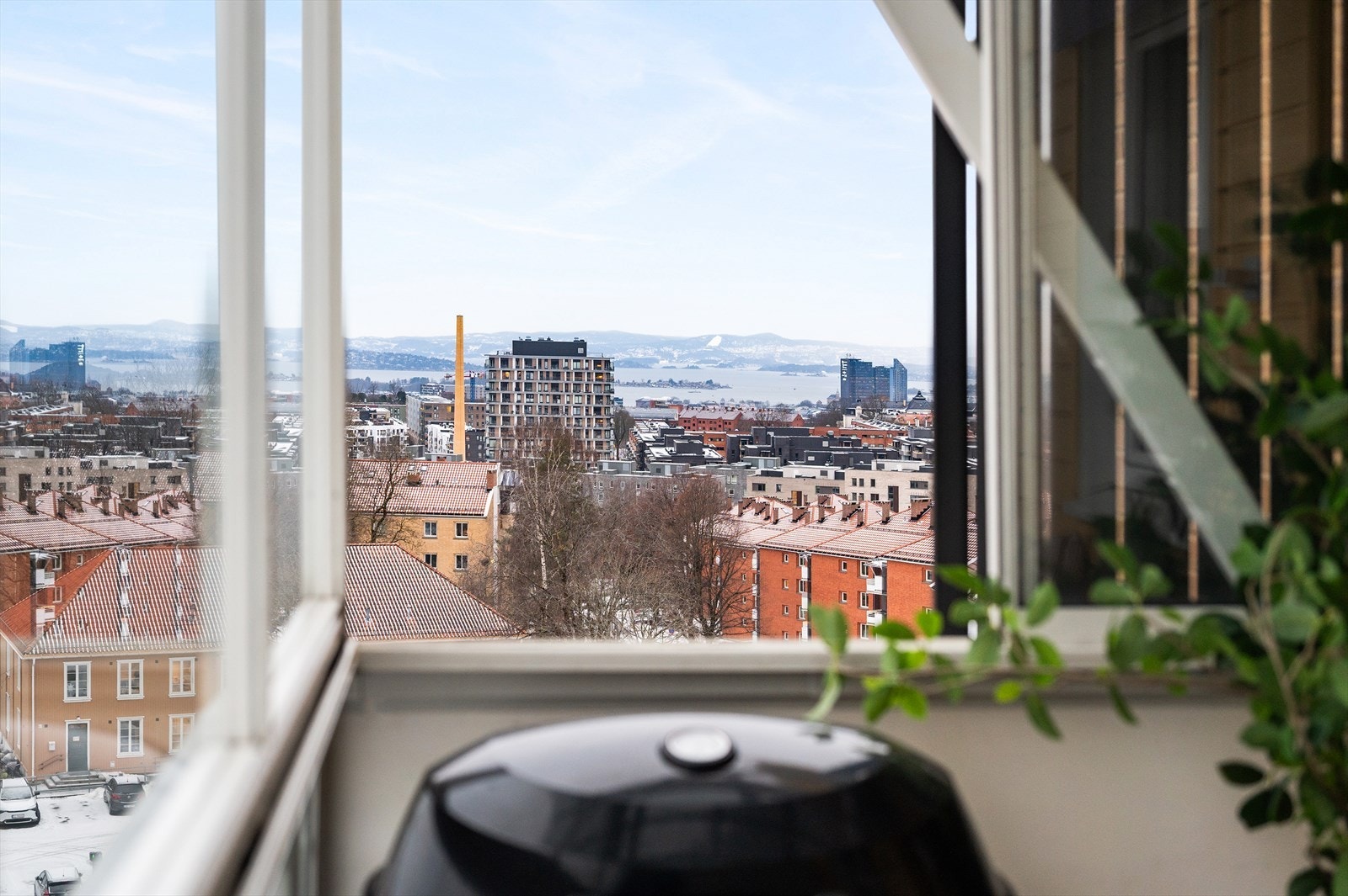 Balkongen er sydøstvendt og har fine solforhold, kombinert med vidstrakt utsikt over nærområdet samt mot både by og fjord. Galleribilde