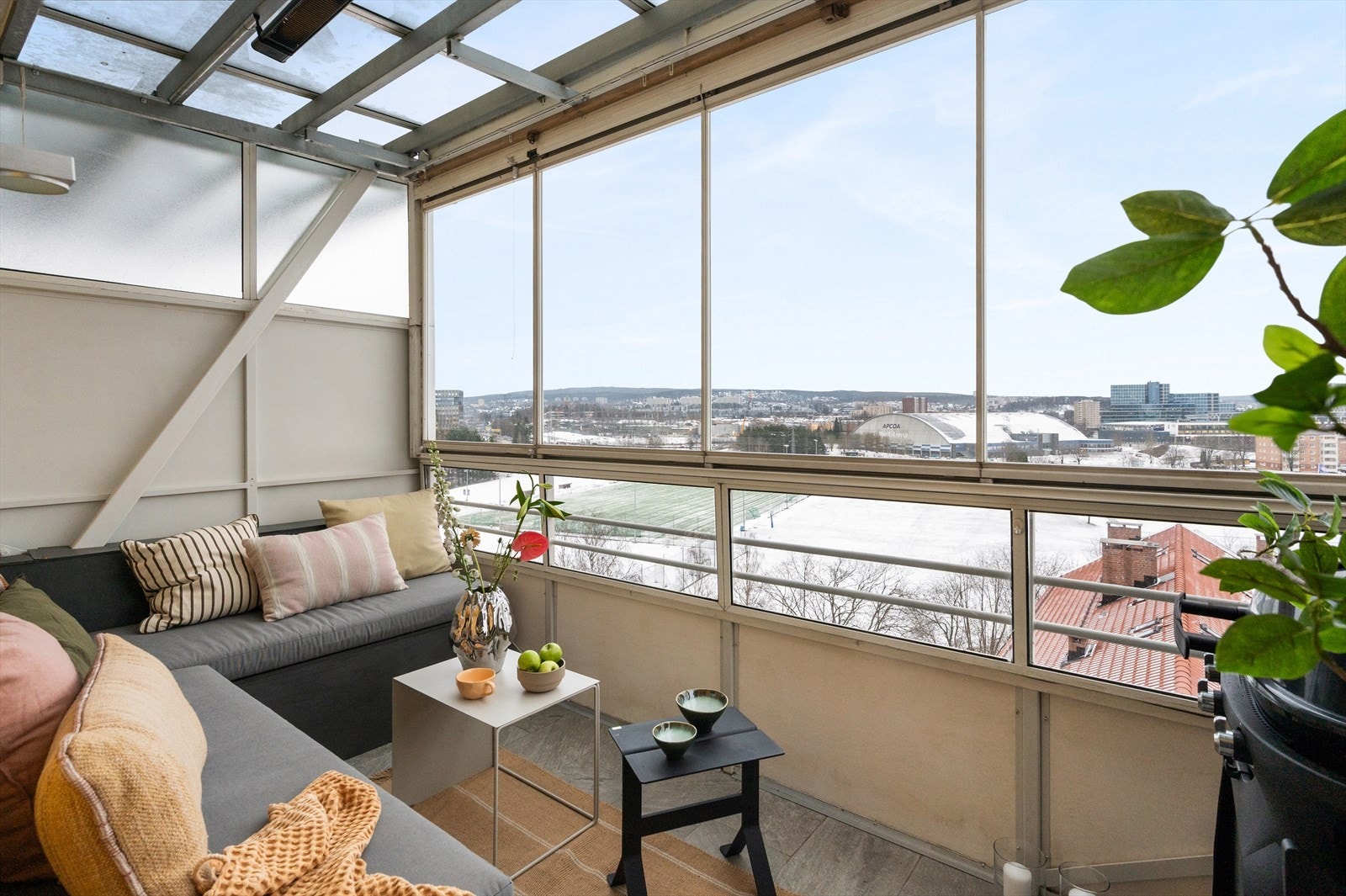 Det er god plass til både sofagruppe, bord og grill, og balkongen fungerer som en naturlig forlengelse av stuen - perfekt for å nyte sommerdager og rolige kvelder Galleribilde