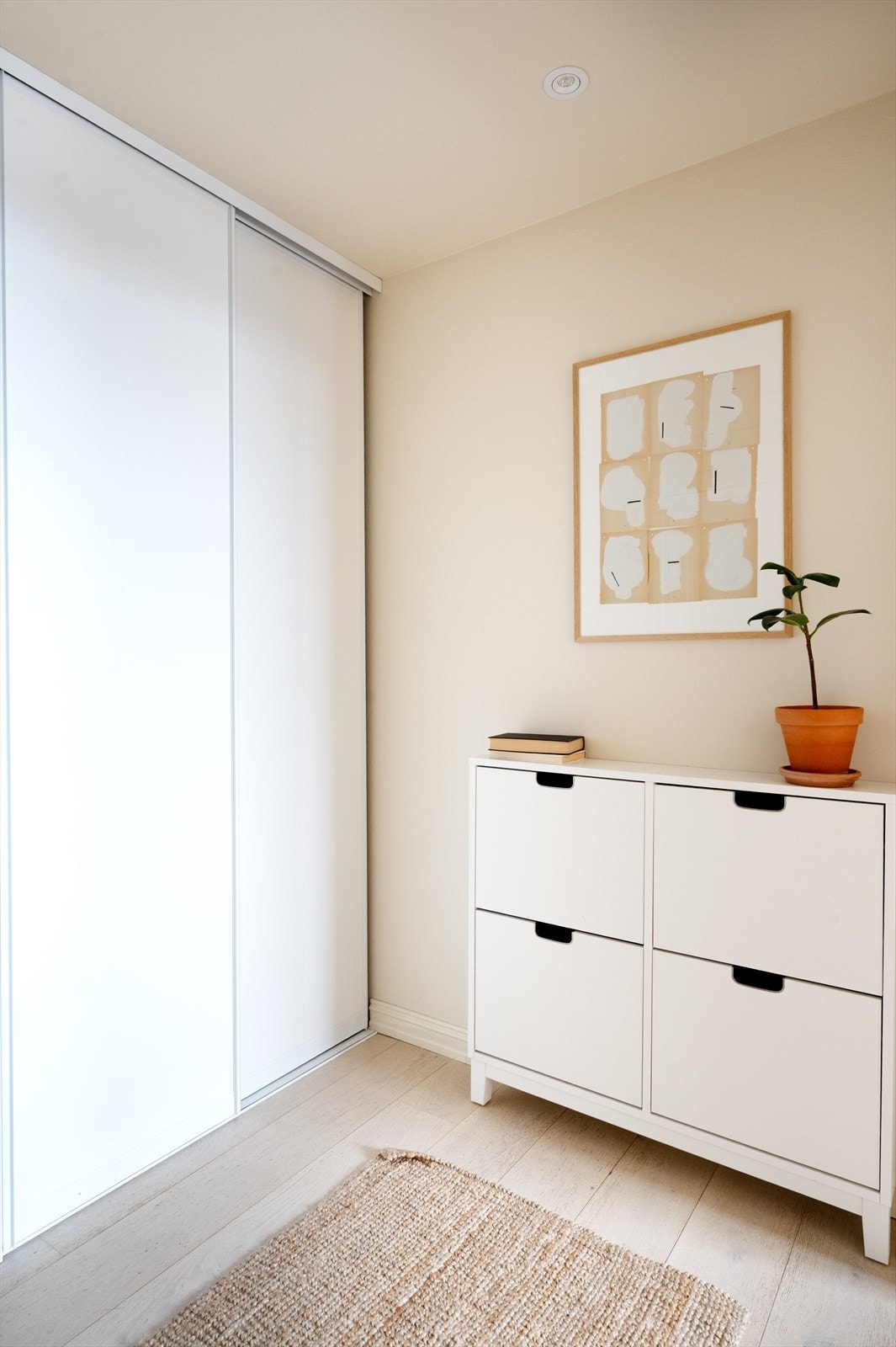 Entréen har skyvedørsgarderobe som gir rikelig med oppbevaringsplass til sko og yttertøy. Galleribilde