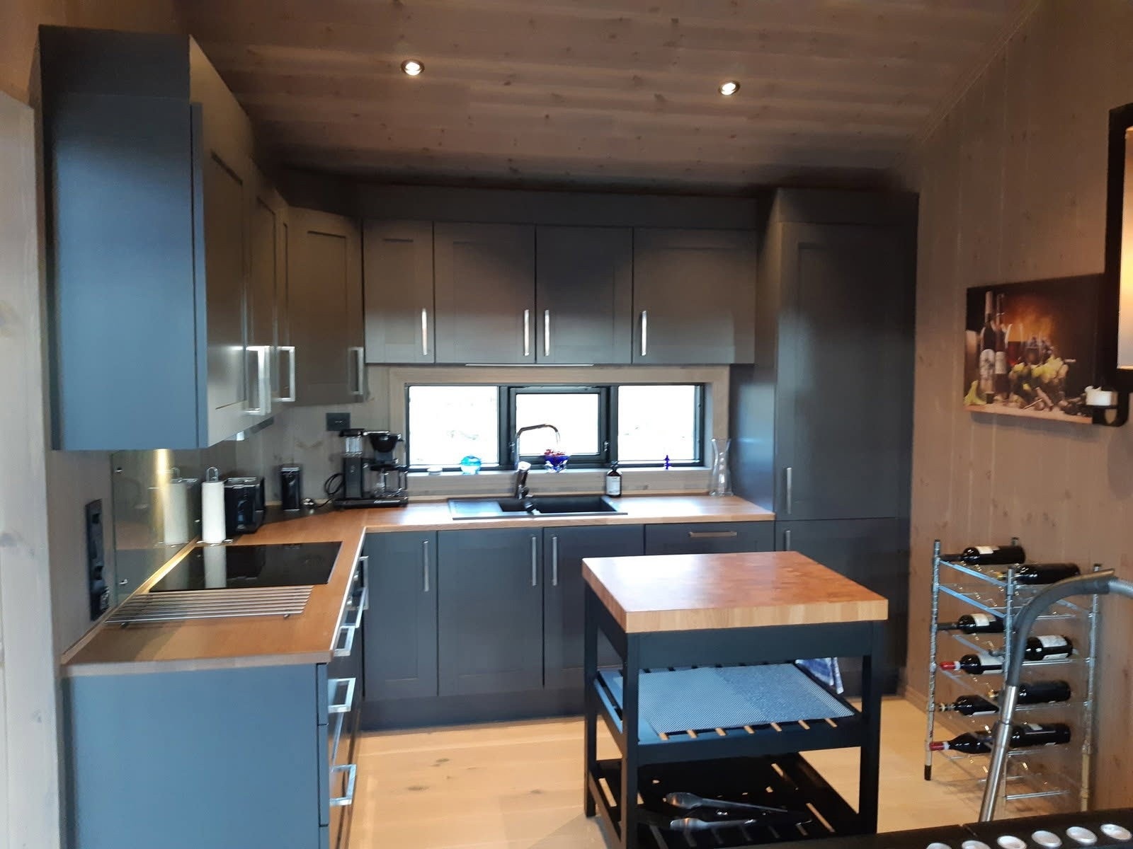 Kjøkkenet ligger i åpen løsning mot stue og spiseplass, og fremstår som moderne og funksjonelt. Av hvitevarer er kjøkkenet utstyrt med innbygd stekeovn, platetopp, kjøl-/fryseskap og integrert oppvaskmaskin. Kokesonen har ventilator med avtrekk ut Galleribilde