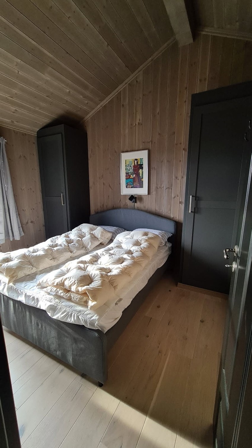 Hytta har fire soverom, alle samlet på samme plan og tilrettelagt for komfortabel bruk Galleribilde