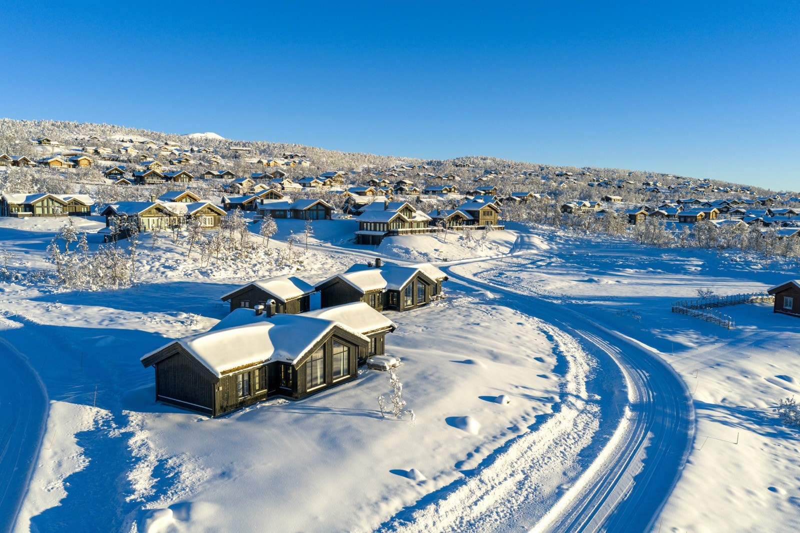 Beitostølen er en helårsdestinasjon, hvor attraksjonene i området er mange gjennom hele året. På grunn av den nære beliggenheten til Jotunheimen er Beitostølen blant de mest snøsikre vintersportstedene i Europa Galleribilde
