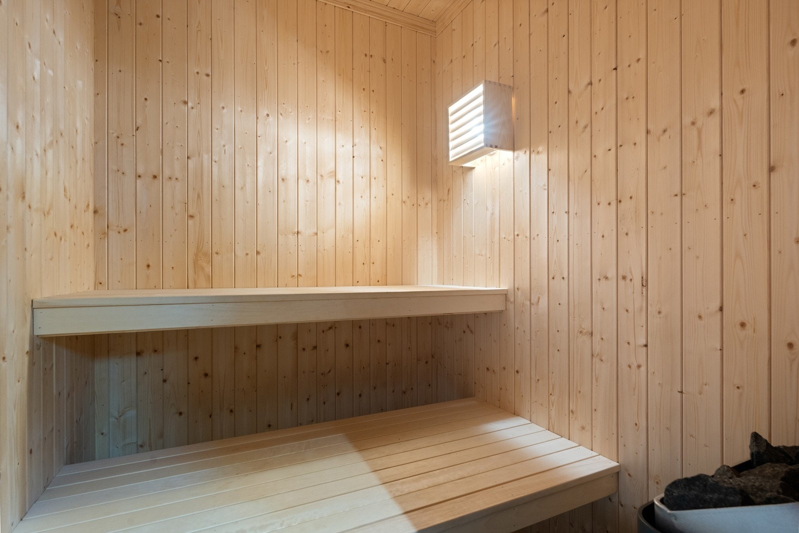 Badstuen har flislagt gulv i samme utførelse som badet, terskelfri løsning, elektrisk badstueovn og plassbygde benker. Dette gir en komplett og attraktiv spa-følelse etter lange dager ute i fjellet. Galleribilde