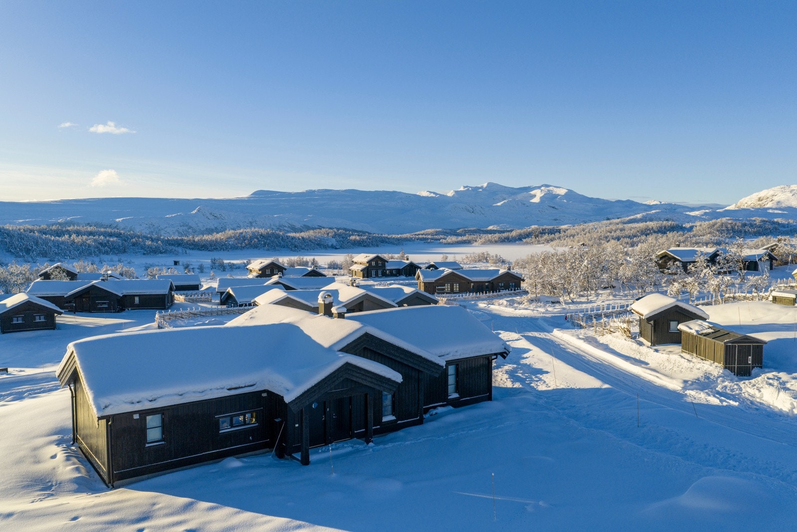 Hytta ligger vestvendt og byr på gode solforhold og flott utsikt Galleribilde