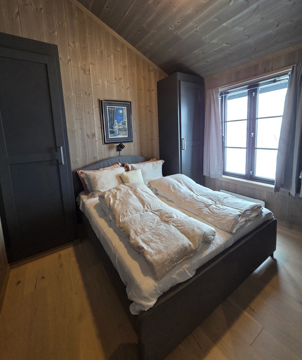 Alle soverommene har behandlede heltrepaneler på vegger og i himlinger, samt parkettgulv Galleribilde