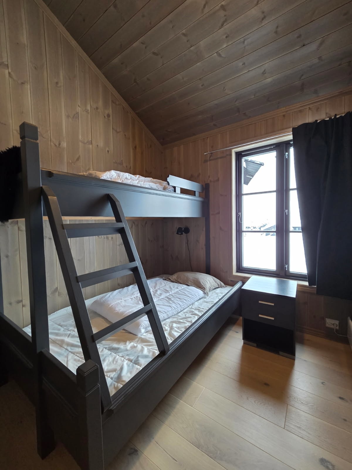 Rommene fremstår lyse og innbydende, med god plass til senger og garderobeløsninger Galleribilde