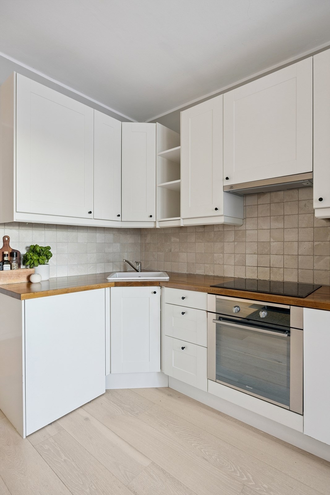 Stekeovn, keramisk topp, oppvaskmaskin, kjøleskap og fryseskap er integrert i innredningen. Galleribilde