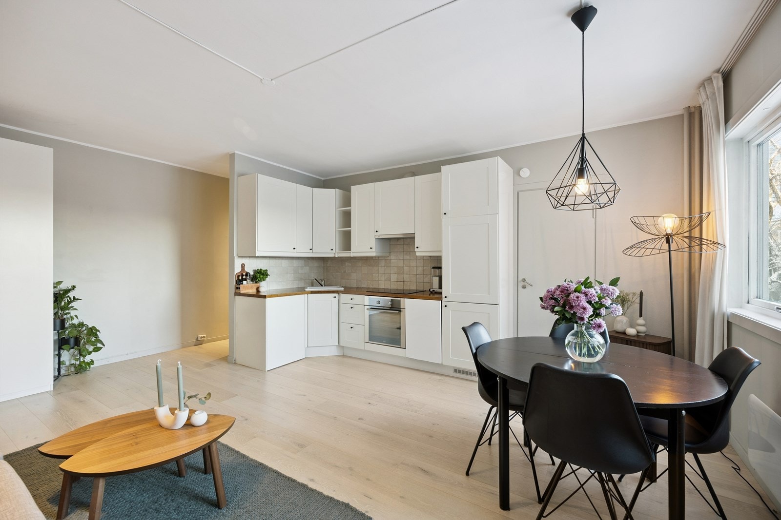 Den store og åpne stue/kjøkkenløsningen er perfekt for avslappende og sosiale sammenkomster. Galleribilde