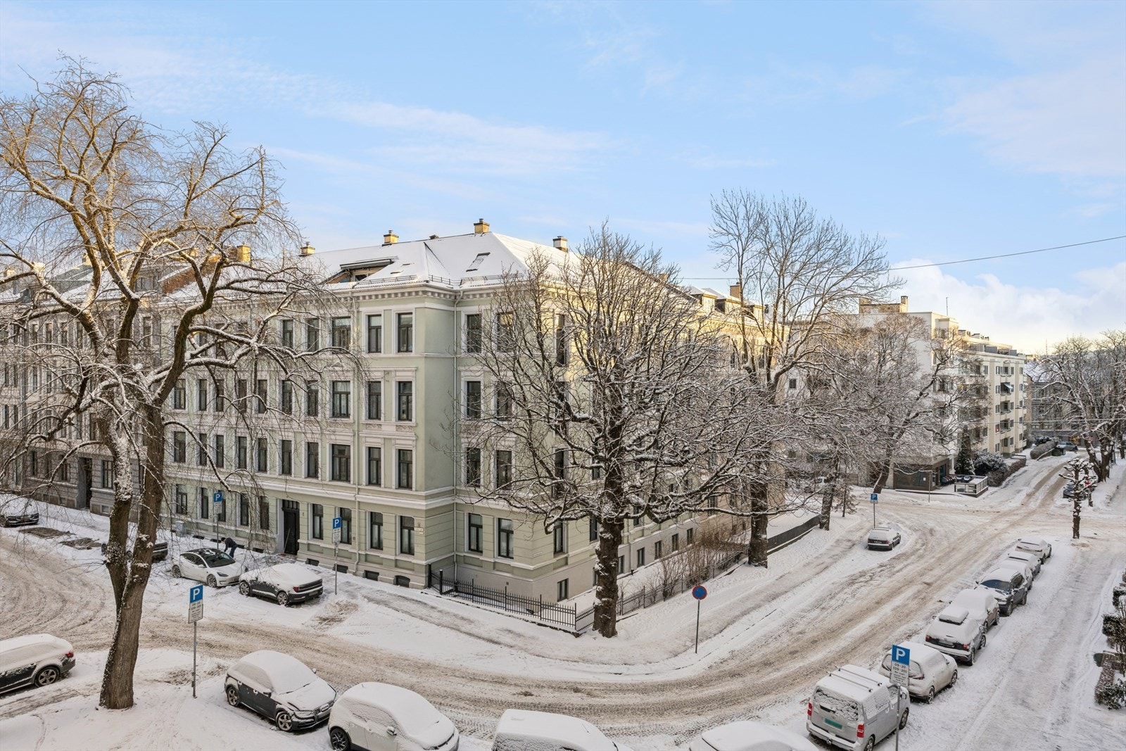 Utsyn fra soverommet og stuen/kjøkken. Galleribilde