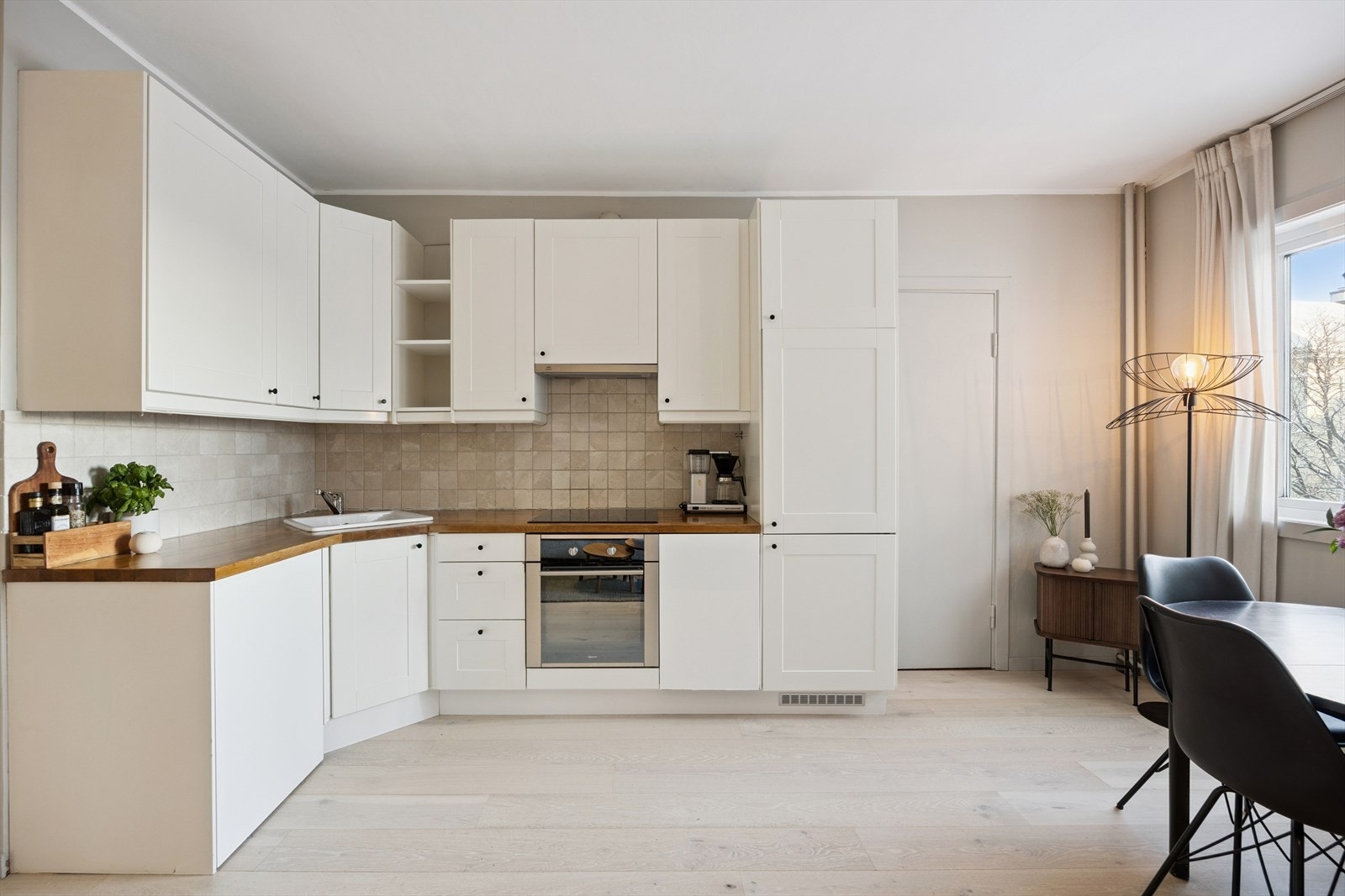 Kjøkkeninnredning fra IKEA fra 2010 med glatte fronter og heltre benkeplate med nedfelt kum i keramikk. Galleribilde