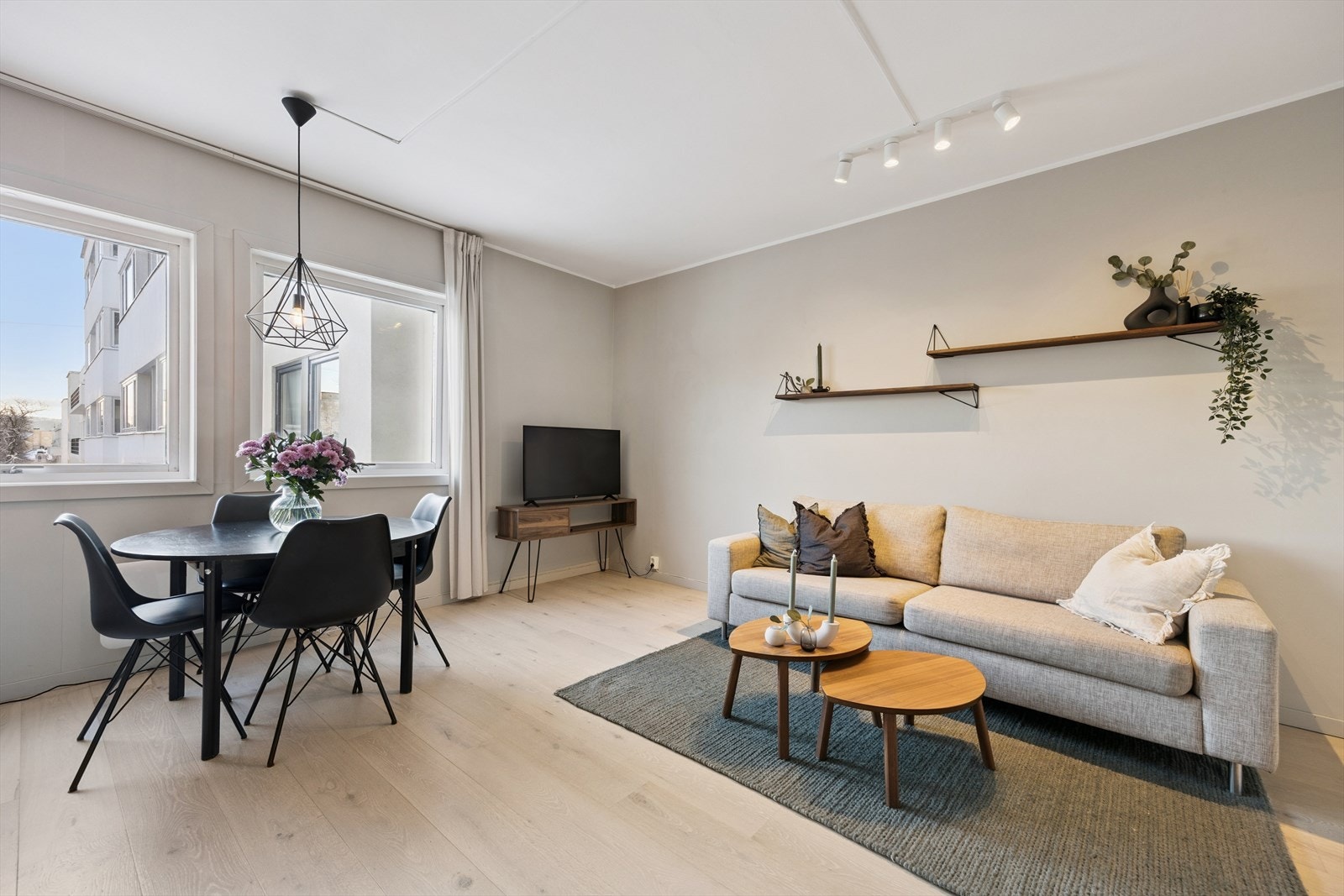 Stuen er av god størrelse og delt i naturlige møbleringssoner. Galleribilde