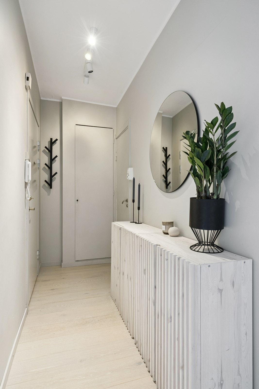 Entréen har et innebygget garderobeskap, perfekt for mer oppbevaringsplass. Velkommen til visning! Galleribilde