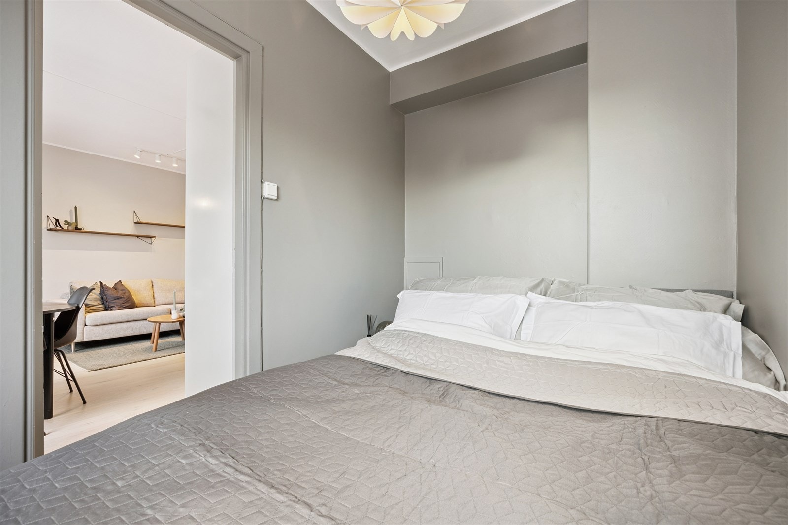 Fra stuen/kjøkken området ankommer man til soverommet med plass til en stor dobbeltseng. Galleribilde