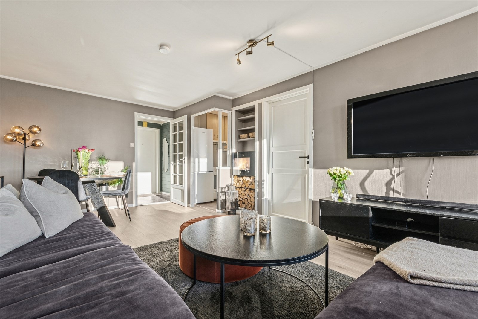 Sofakroken finner fort sin naturlige plass i rommet, og tv-en kan med fordel plasseres mot/på vegg. Galleribilde