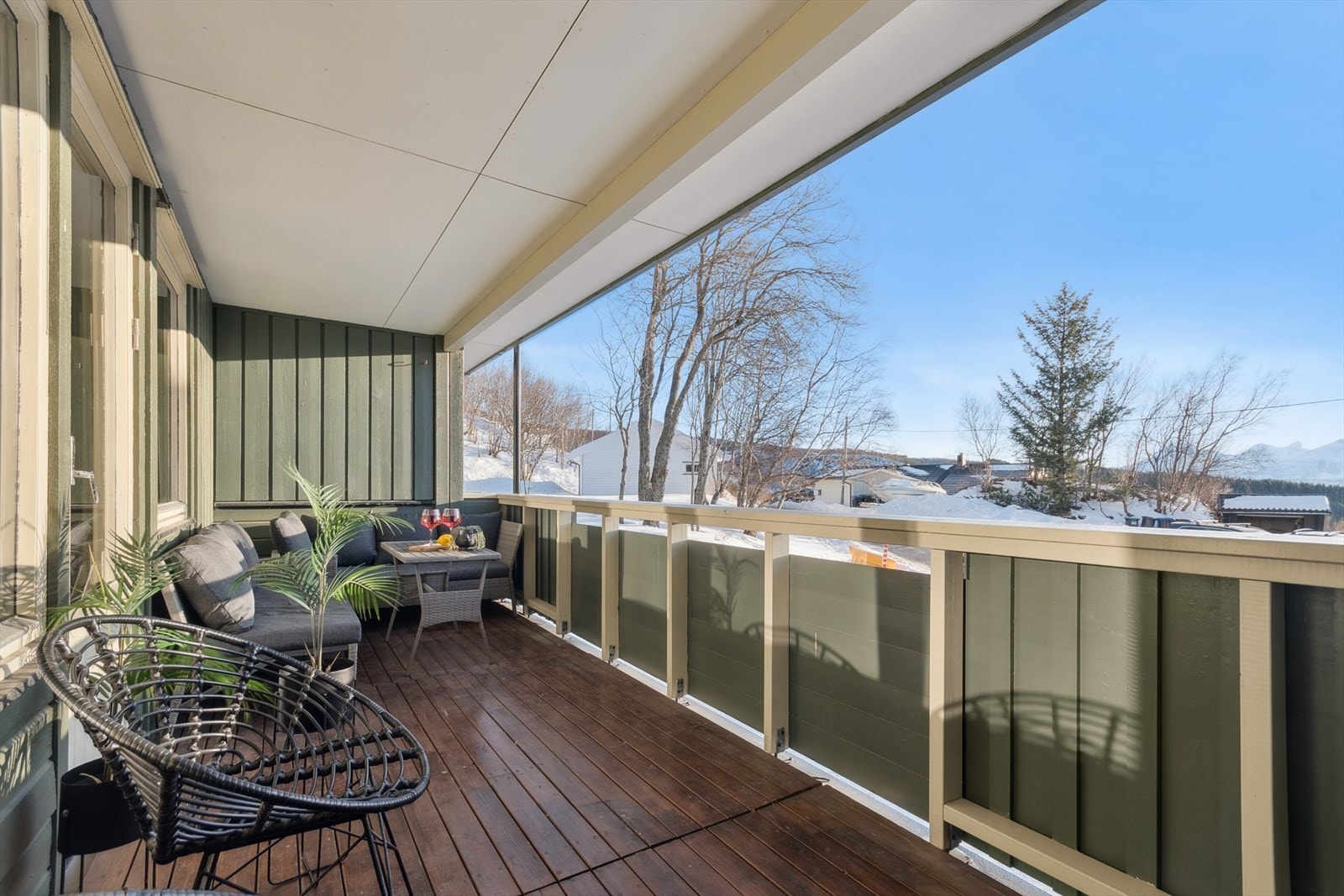 Fra stuen er det videre utgang til en flott overbygget balkong. Galleribilde