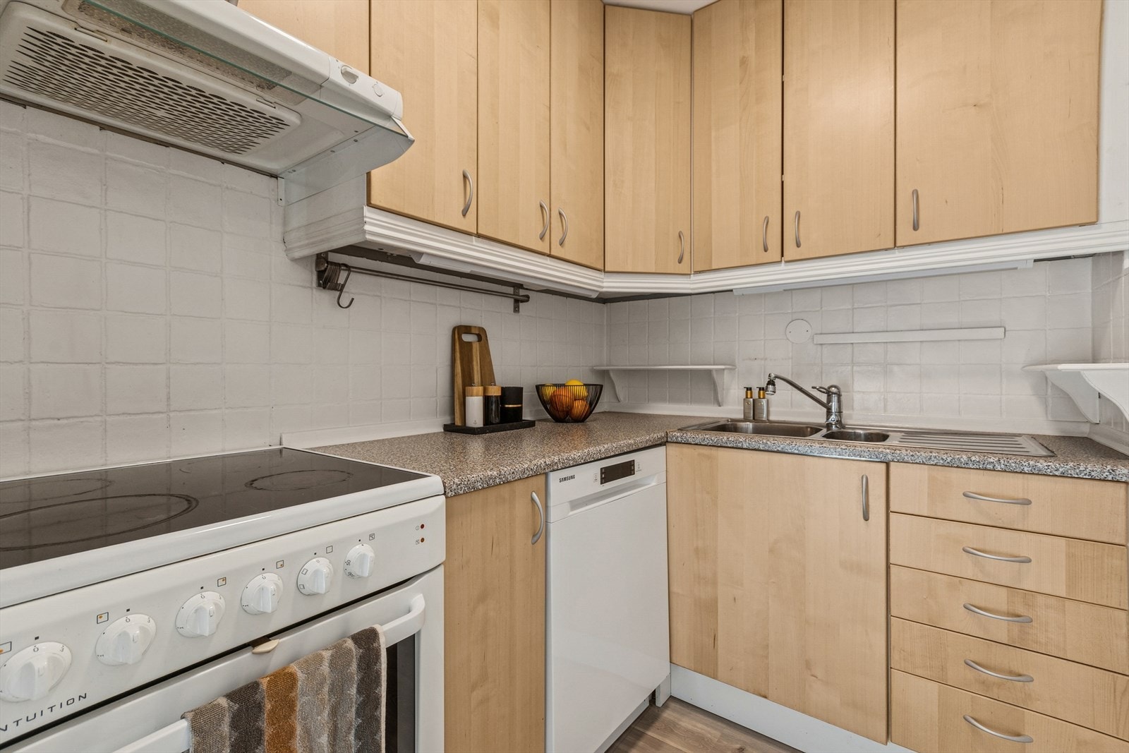 Her har en det som måtte være nødvendig av skap-, skuff- og benkeplass. Galleribilde