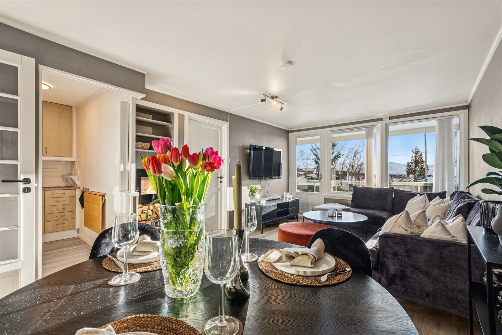 Gode vindusflater sørger for at rommet får godt med naturlig lys. Galleribilde