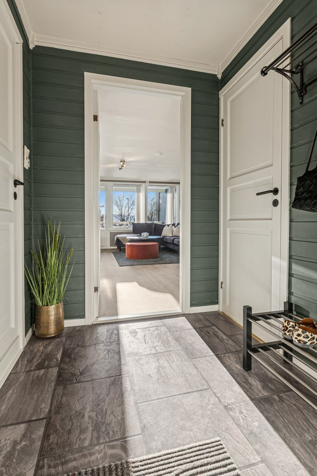 Lys og hyggelig entré med plass for enkle garderobe- og opphengsløsninger. Galleribilde