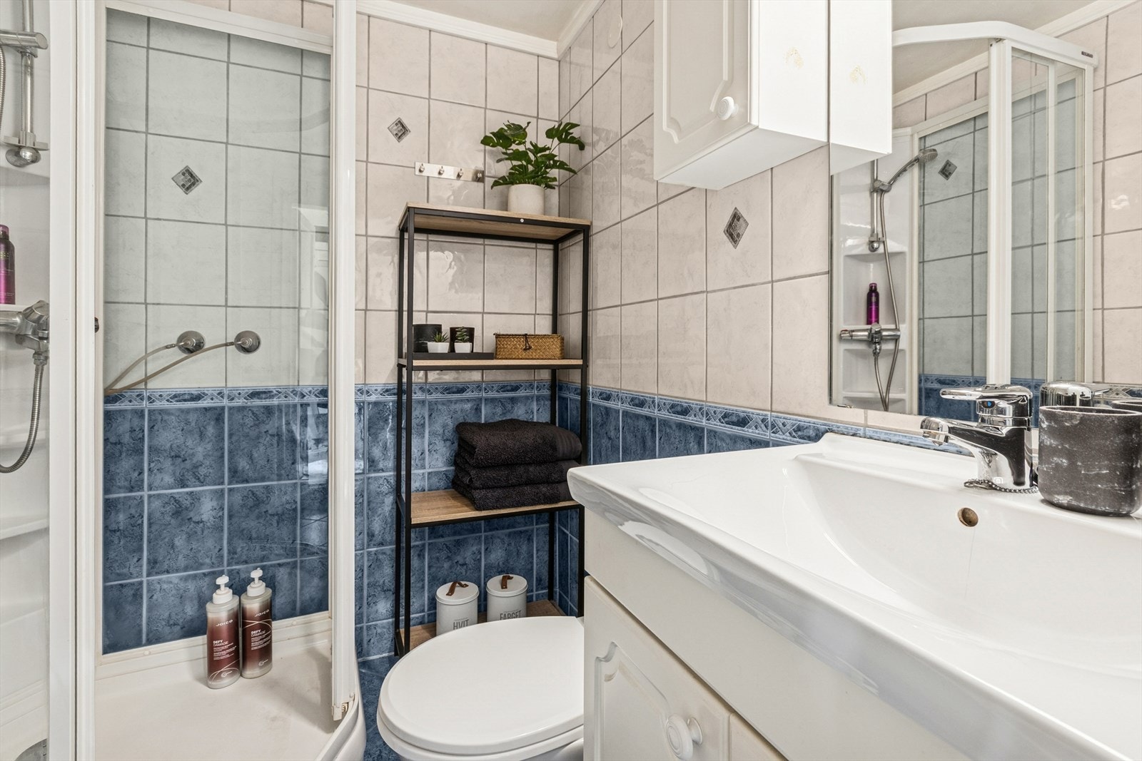 Lys baderomsinnredning. Badet har behagelige varmekabler i gulv. Galleribilde