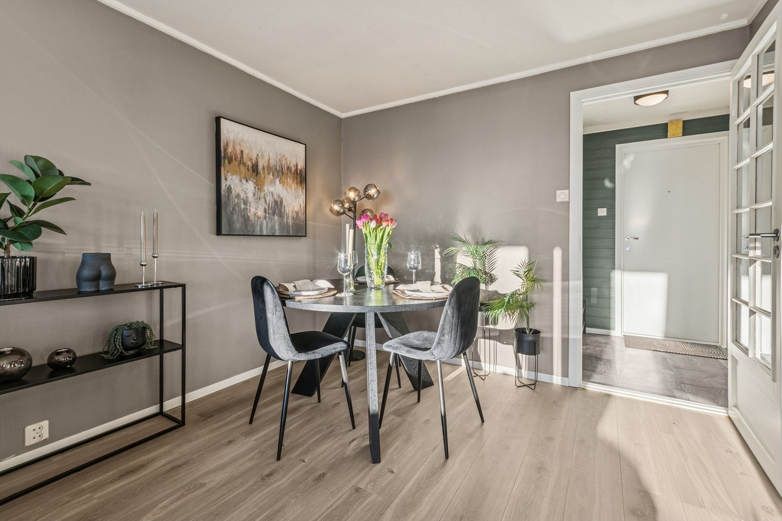 Spisegruppen tar plass i egen sone og inviterer til sosiale og hyggelige måltider med kjente og kjære. Galleribilde