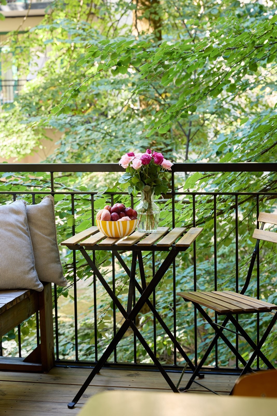 Her er det god plass til et lite kafésett og grill - perfekt for både morgenkaffen og lange sommerkvelder. (Selgers private bilde) Galleribilde