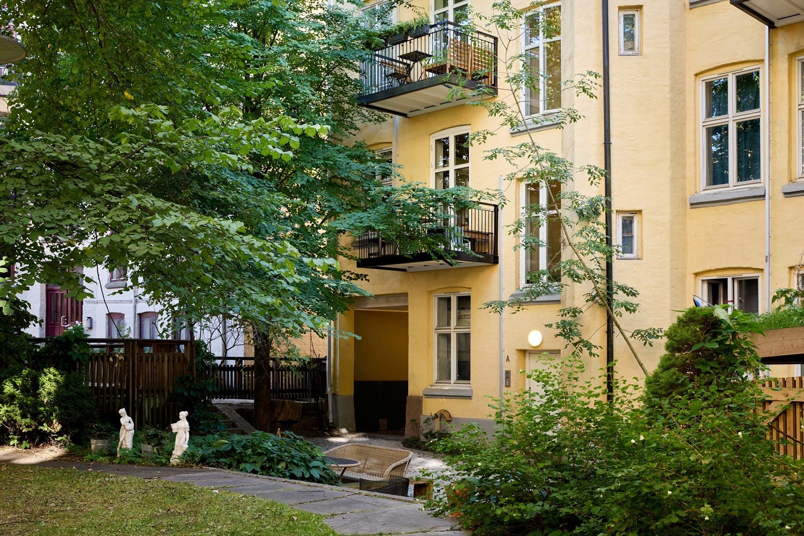 Om sommeren forvandles den felles bakgården til en frodig, grønn oase. (Selgers private bilde) Galleribilde