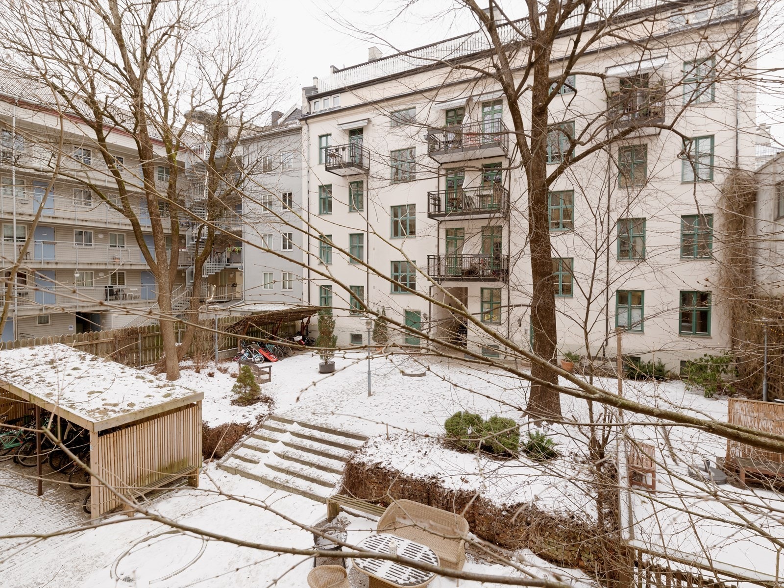 Fra balkongen ser man ut over den pent opparbeidede bakgården. Galleribilde