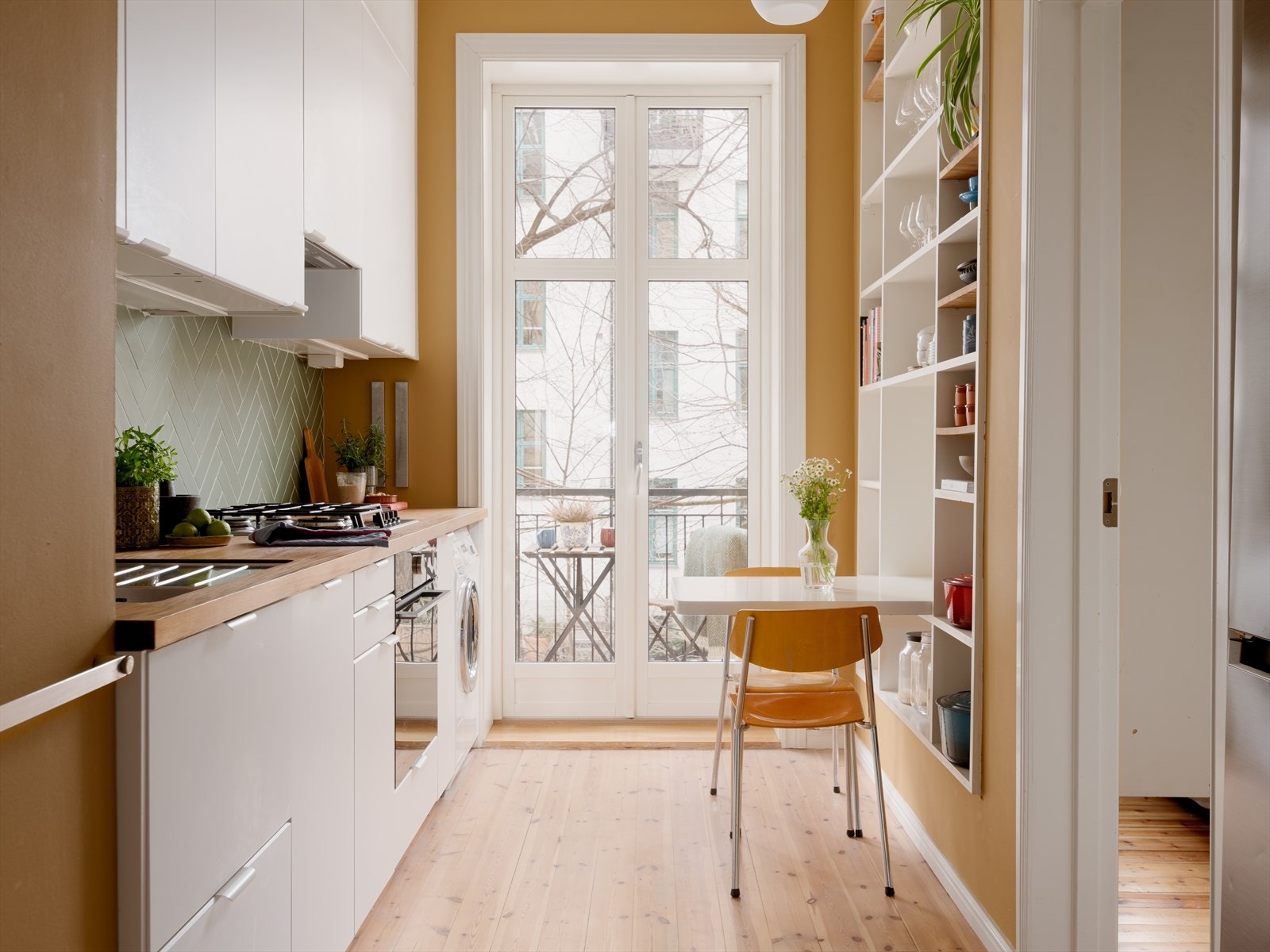 Kjøkkenet ble vesentlig oppgradert i 2021 med nye skap og overskap, grønne fliser lagt i fiskebensmønster, ny benkeplate, vask og kran, samt integrerte hvitevarer. Galleribilde