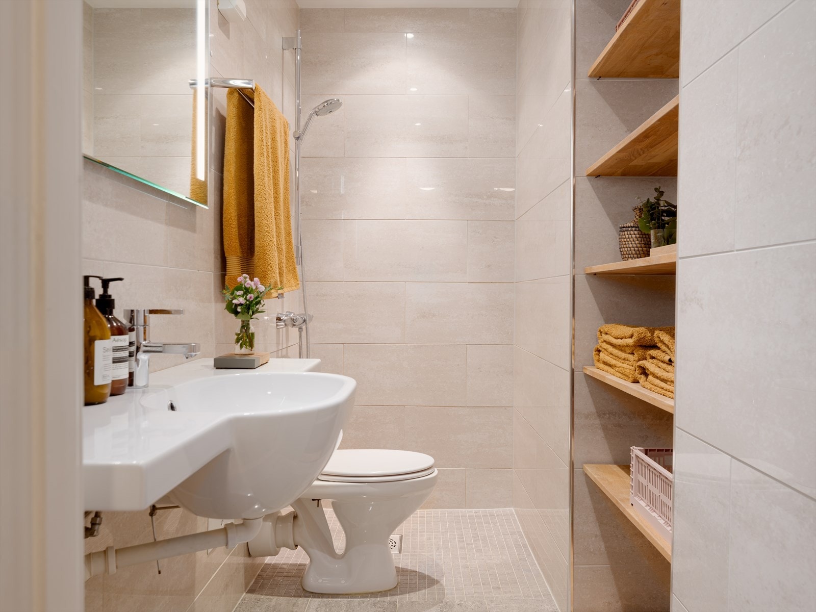 Baderommet ble pusset opp i 2008 og er ytterligere oppgradert med nytt baderomsspeil i 2022 og ny termostat i 2021. Galleribilde