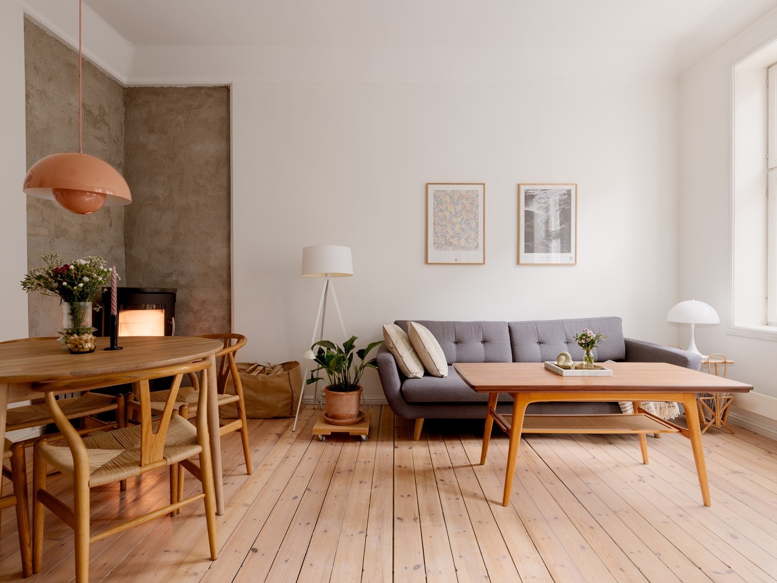 En moderne peisovn ved mursteinspipen gir lun varme og en hyggelig atmosfære på kalde dager. Galleribilde