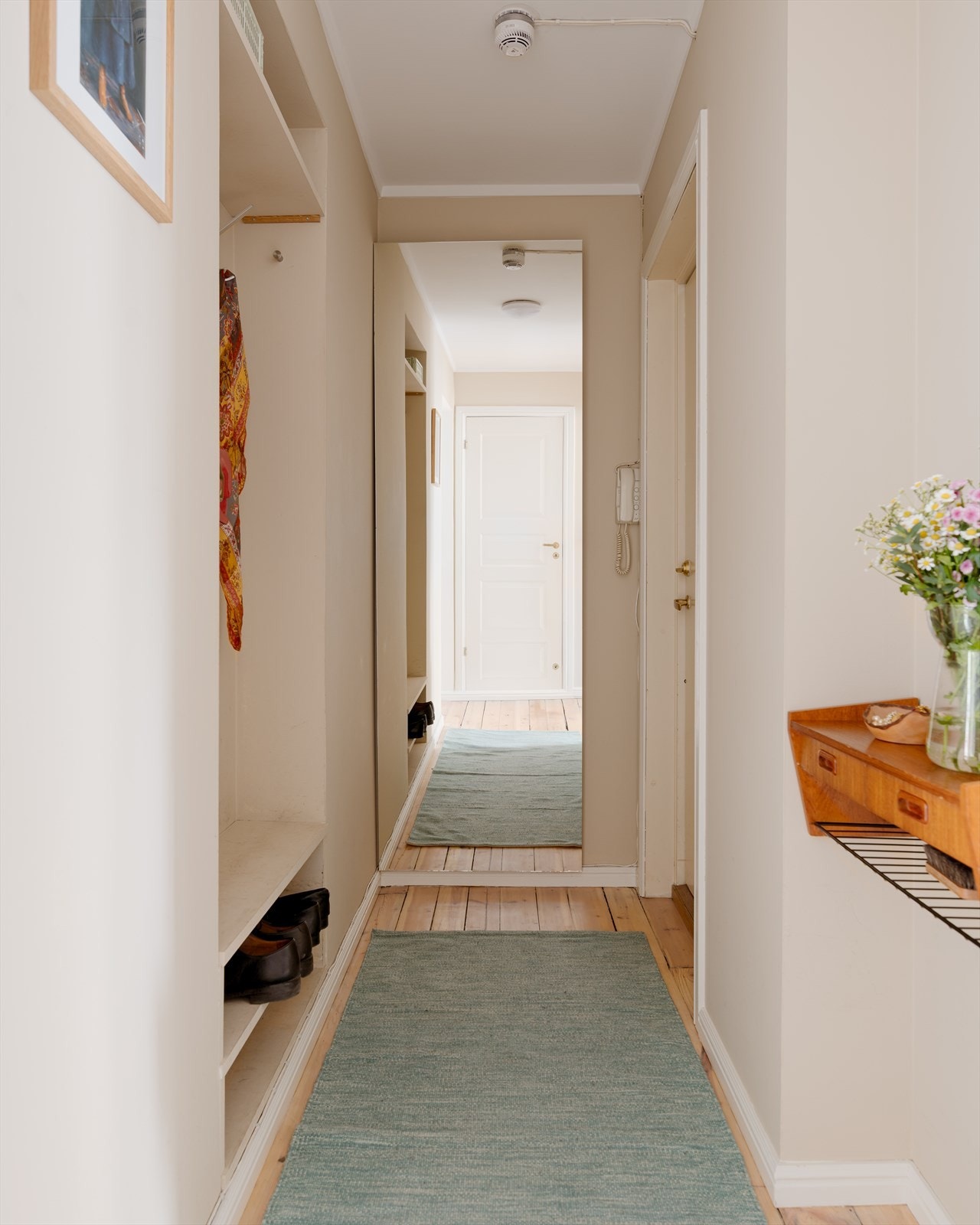 I entréen er det plassbygde løsninger for oppbevaring av sko og yttertøy. Galleribilde