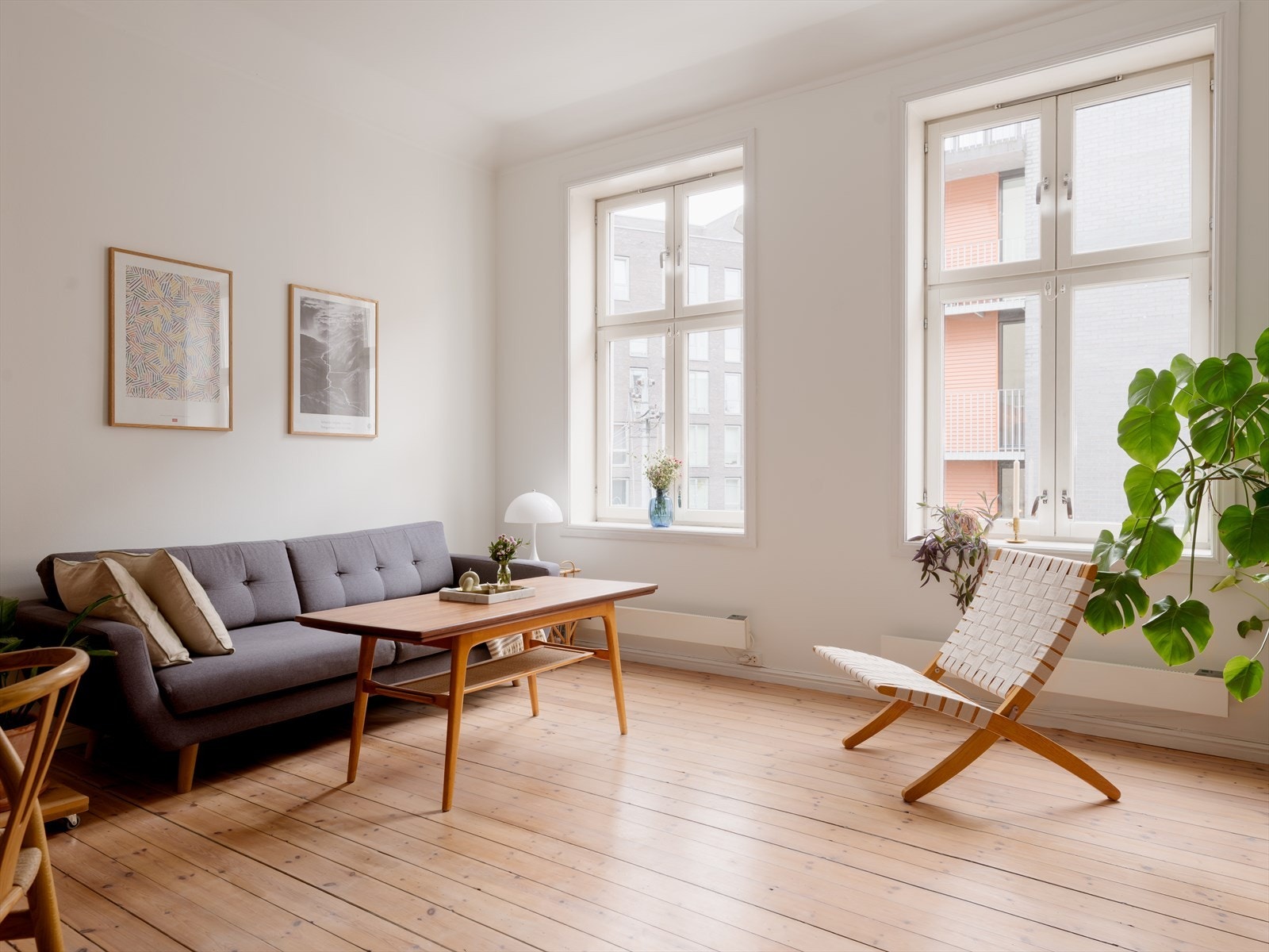 De store vindusflatene gir rikelig med dagslys og en god romfølelse. Galleribilde